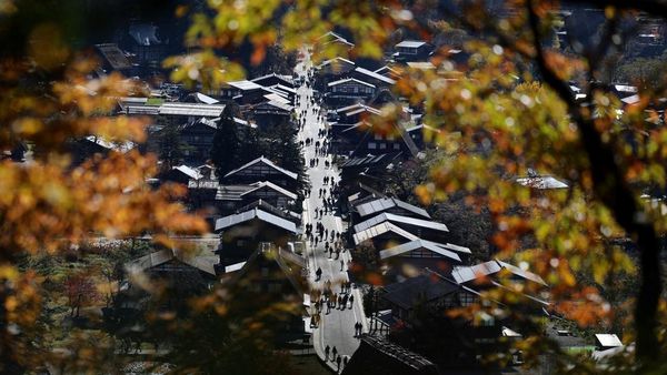 Pesona Desa Warisan UNESCO Shirakawa-go Saat Musim Gugur