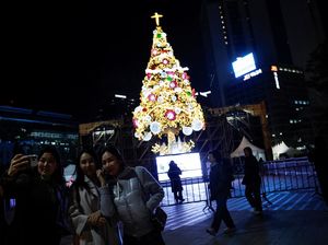 Pohon Natal Raksasa Hidupkan Suasana Liburan di Jantung Kota Seoul