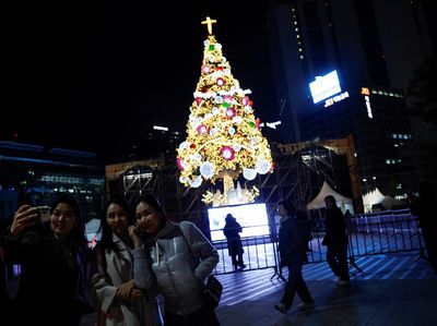 Pohon Natal Raksasa Hidupkan Suasana Liburan di Jantung Kota Seoul