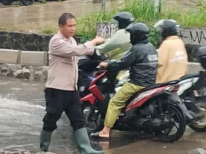 Jalan Aria Putra Ciputat Sempat Banjir Usai Diguyur Hujan Deras