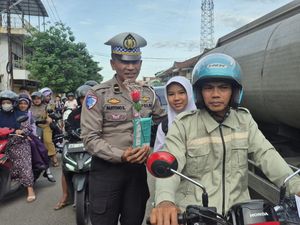 Dikira Dirazia, Ortu Murid di Ponorogo Malah Dapat Bunga dari Polisi