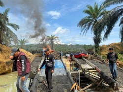 Tindak Tegas Tambang Emas Ilegal, Polres Kuansing Musnahkan 13 Rakit PETI