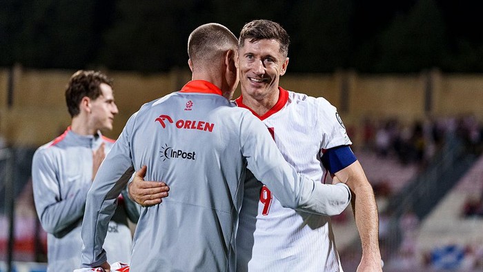 VALLETTA, MALTA - NOVEMBER 17: Robert Lewandowski of Poland (R) celebrates with his teammates after winning Malta during the FIFA World Cup 2026 qualifier match between Malta and Poland at Ta Qali National Stadium on November 17, 2025 in Valletta, Malta. (Photo by Kazimierz Koper/Eurasia Sport Images/Getty Images)