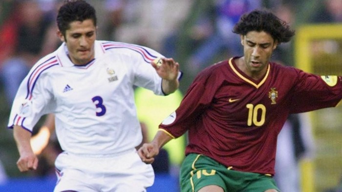 Portuguese midfielder Manuel Rui Costa (R) fights for the ball with French defender Bixente Lizarazu during the Euro-2000 semi-final match between Portugal and France at the King Baudouin stadium in Brussels, 28 June 2000. 
AFP PHOTO - PHILIPPE HUGUEN (Photo by PHILIPPE HUGUEN / AFP)