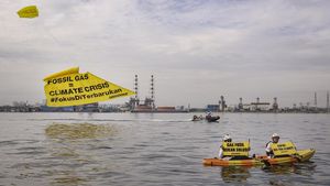 Spanduk Raksasa di Muara Karang, Seruan Iklim Menggema