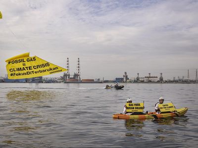 Spanduk Raksasa di Muara Karang, Seruan Iklim Menggema