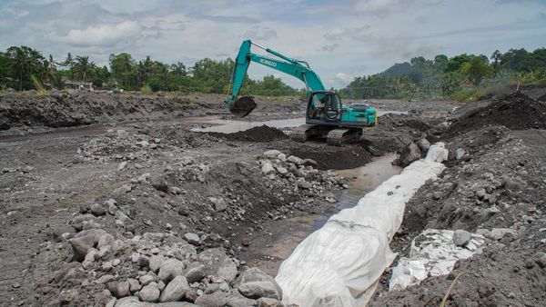 Tanggul Darurat Dibangun untuk Cegah Banjir Lahar Semeru di Lumajang