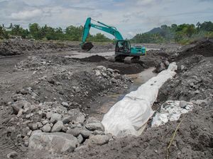 Tanggul Darurat Dibangun untuk Cegah Banjir Lahar Semeru di Lumajang