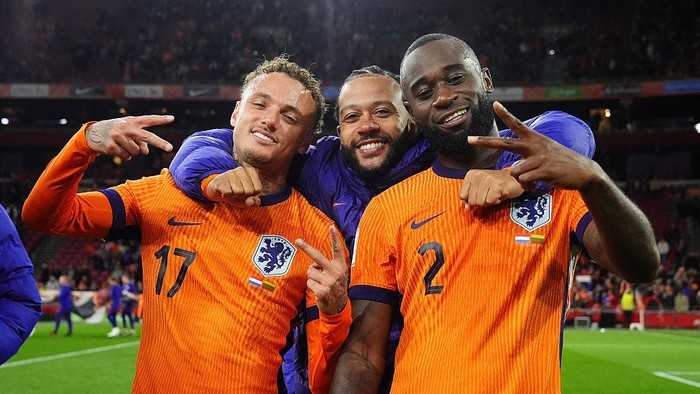 , NETHERLANDS - NOVEMBER 17: (L-R) Noa Lang of Holland, Memphis Depay of Holland, Lutsharel Geertruida of Holland celebrate qualifying for the 2026 FIFA World Cup during the  World Cup Qualifier  match between Holland  v Lithuania on November 17, 2025 (Photo by Roy Lazet/Soccrates/Getty Images)