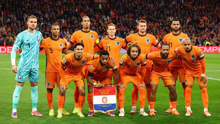 Soccer Football - World Cup - UEFA Qualifiers - Group G - Netherlands v Lithuania - Johan Cruijff Arena, Amsterdam, Netherlands - November 17, 2025 Netherlands players pose for a team group photo before the match REUTERS/Piroschka Van De Wouw