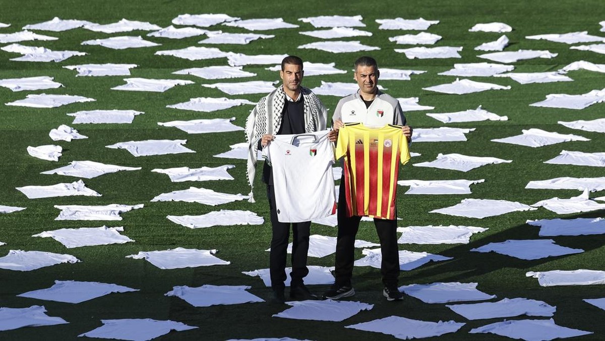 Momen pelatih Catalunya dan Palestina bertukar jersey jelang pertandingan persahabatan. (Foto: Javier Borrego/Europa Press via Getty Images)
