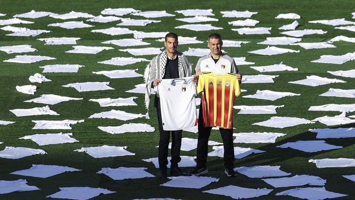 BARCELONA, SPAIN - NOVEMBER 17: pose with the shirts of the Catalonia and Palestine national teams before tomorrows friendly match at Estadi Olimpic Lluis Companys on November 17, 2025 in Barcelona, Spain. (Photo By Javier Borrego/Europa Press via Getty Images)