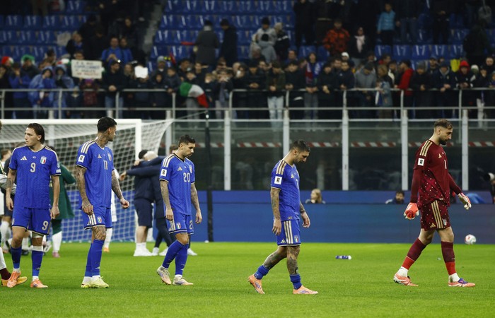 Soccer Football - World Cup - UEFA Qualifiers - Group I - Italy v Norway - San Siro, Milan, Italy - November 16, 2025 Italys Gianluigi Donnarumma, Mateo Retegui, Matteo Politano and Mattia Zaccagni look dejected after the match REUTERS/Alessandro Garofalo