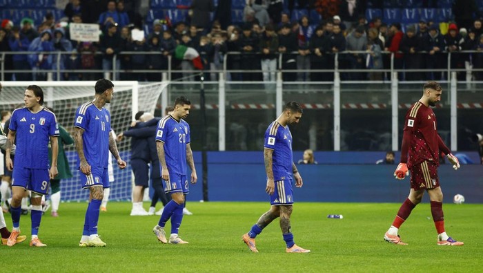 Soccer Football - World Cup - UEFA Qualifiers - Group I - Italy v Norway - San Siro, Milan, Italy - November 16, 2025 Italys Gianluigi Donnarumma, Mateo Retegui, Matteo Politano and Mattia Zaccagni look dejected after the match REUTERS/Alessandro Garofalo