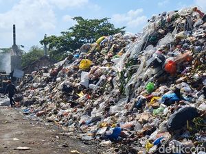 DLH Mataram Percepat Pemindahan Sampah di TPS Sandubaya