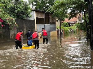 Pondok Karya Jaksel Banjir 80 Cm, Warga Diantar Pakai Perahu Karet