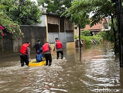 Pondok Karya Jaksel Banjir 80 Cm, Warga Diantar Pakai Perahu Karet
