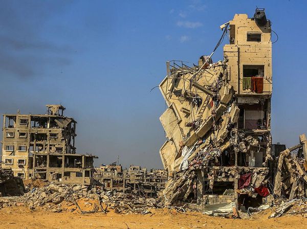 Di Tengah Kota yang Runtuh, Keluarga Palestina Terus Berjuang untuk Hidup