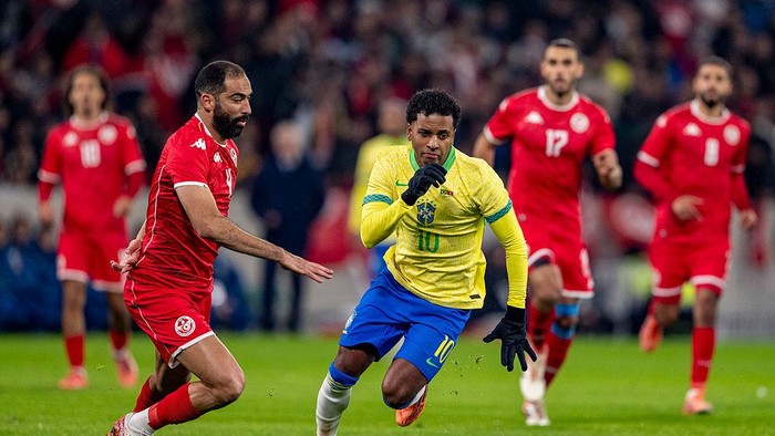 LILLE, FRANCE - NOVEMBER 18: Rodrygo of Brazil (R) and Meriah of Tunisia (L) fight for possession during the international friendly match between Brazil and Tunisia at Decathlon Arena on November 18, 2025 in Lille, France. (Photo by Richard Callis/Sports Press Photo/Getty Images)