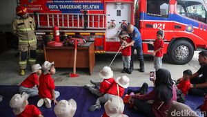 Antusias Anak-anak Belajar Pemadam Kebakaran di Tangsel
