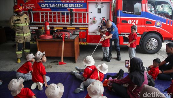 Antusias Anak-anak Belajar Pemadam Kebakaran di Tangsel