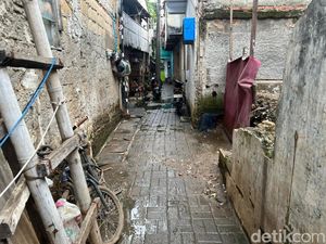 Banjir di Rawa Buaya Jakbar Surut, Warga Mulai Bersih-bersih