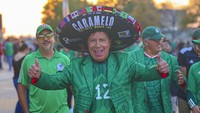 Suporter Meksiko datang dengan gaya yang begitu mencolok. Atribut berwarna merah, putih, dan hijau mendominasi pakaian mereka, mulai dari jersey, ponco, hingga sombrero besar yang menjadi ciri khas. Reuters/Daniel Jefferson