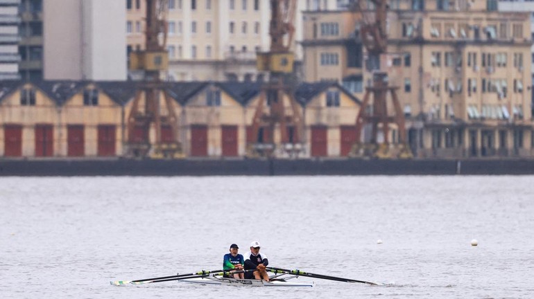 Bagi Odilon, berbagi lintasan air dengan cucunya bukan hanya kebanggaan, tetapi juga kelanjutan dari tradisi keluarga yang telah berlangsung lama.REUTERS/Diego Vara