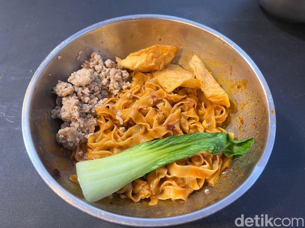 Warung Tenda Ini Tawarkan Mie Singapura dan India Harganya 20 Ribuan!