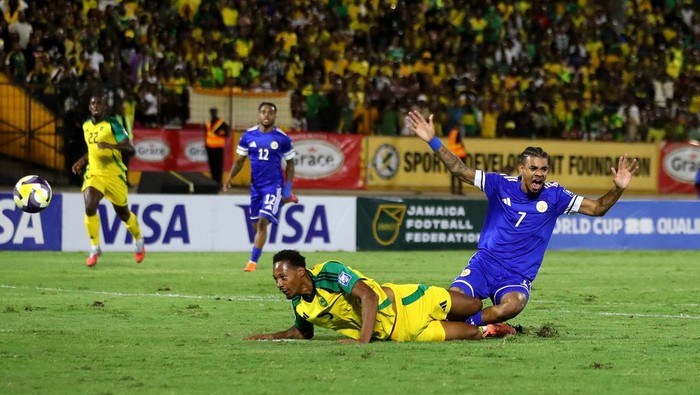Soccer Football - FIFA World Cup - CONCACAF Qualifiers - Group B - Jamaica v Curacao - National Stadium Independence Park, Kingston, Jamaica - November 18, 2025 Curacao players celebrate after they qualify for the World Cup REUTERS/Gilbert Bellamy