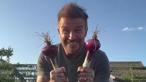 Momen David Beckham Pamer Hasil Kebun dan Pelihara Ayam di Belakang Rumah