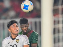 Laga berlangsung sengit sejak kickoff, dengan kedua tim sama-sama tampil agresif dan menekan sejak awal pertandingan. ANTARA FOTO/Fauzan