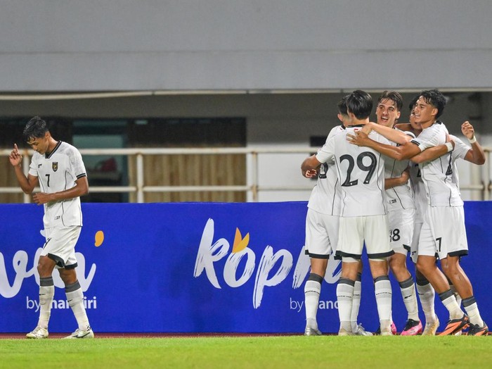 Pesepak bola Timnas Indonesia U-23 Muhammad Ferrari (kedua kiri) berebut bola dengan pesepak bola Timnas Mali U-23 Wilson Samake (kedua kanan) pada laga uji coba FIFA Match Day di Stadion Pakansari, Kabupaten Bogor, Jawa Barat, Selasa (18/11/2025). Timnas Indonesia U-23 bermain imbang melawan Mali dengan skor 2-2. ANTARA FOTO/Fauzan