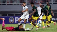 Kiper Mali U-23 Mayame Sisoko (kiri) menahan tendangan pesepak bola U-23 Indonesia Jens Raven (kedua kiri) pada laga persahabatan di Stadion Pakansari, Kabupaten Bogor, Jawa Barat, Selasa (18/11/2025). ANTARA FOTO/Fauzan