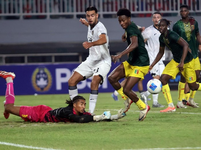 Pesepak bola Timnas Indonesia U-23 Muhammad Ferrari (kedua kiri) berebut bola dengan pesepak bola Timnas Mali U-23 Wilson Samake (kedua kanan) pada laga uji coba FIFA Match Day di Stadion Pakansari, Kabupaten Bogor, Jawa Barat, Selasa (18/11/2025). Timnas Indonesia U-23 bermain imbang melawan Mali dengan skor 2-2. ANTARA FOTO/Fauzan