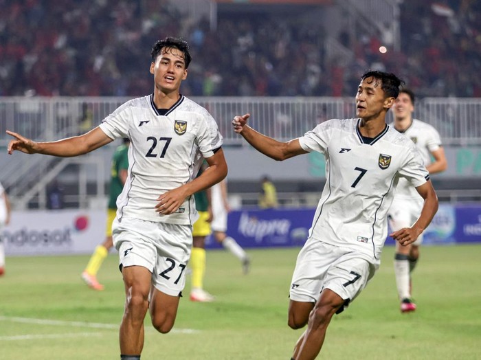 Pesepak bola Timnas Indonesia U-23 Muhammad Ferrari (kedua kiri) berebut bola dengan pesepak bola Timnas Mali U-23 Wilson Samake (kedua kanan) pada laga uji coba FIFA Match Day di Stadion Pakansari, Kabupaten Bogor, Jawa Barat, Selasa (18/11/2025). Timnas Indonesia U-23 bermain imbang melawan Mali dengan skor 2-2. ANTARA FOTO/Fauzan