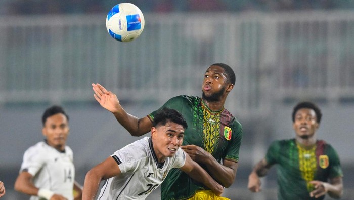 Pesepak bola Timnas Indonesia U-23 Muhammad Ferrari (kedua kiri) berebut bola dengan pesepak bola Timnas Mali U-23 Wilson Samake (kedua kanan) pada laga uji coba FIFA Match Day di Stadion Pakansari, Kabupaten Bogor, Jawa Barat, Selasa (18/11/2025). Timnas Indonesia U-23 bermain imbang melawan Mali dengan skor 2-2. ANTARA FOTO/Fauzan