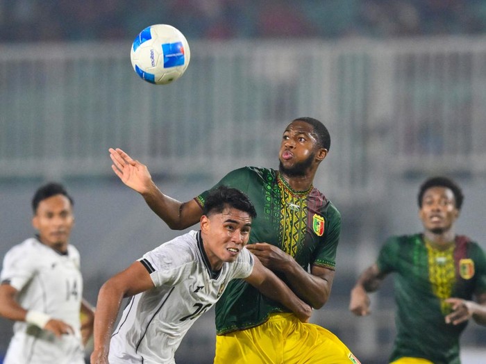 Pesepak bola Timnas Indonesia U-23 Muhammad Ferrari (kedua kiri) berebut bola dengan pesepak bola Timnas Mali U-23 Wilson Samake (kedua kanan) pada laga uji coba FIFA Match Day di Stadion Pakansari, Kabupaten Bogor, Jawa Barat, Selasa (18/11/2025). Timnas Indonesia U-23 bermain imbang melawan Mali dengan skor 2-2. ANTARA FOTO/Fauzan