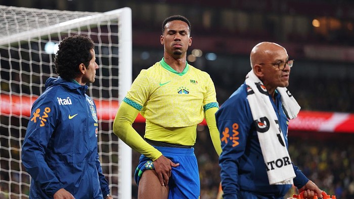 LONDON, ENGLAND - NOVEMBER 15: Gabriel Magalhaes of Brazil reacts as he is substituted after suffering an injury during the International Friendly between Brazil and Senegal at Emirates Stadium on November 15, 2025 in London, England. (Photo by Ryan Pierse/Getty Images)