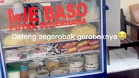 Viral Lamaran ala Gen Z, Bawa Gerobak Bakso ke Rumah, Tamu Bebas Ambil