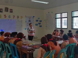 Kisah Apriyanti, Ketika Guru Beragama Kristen Ngajar di Madrasah