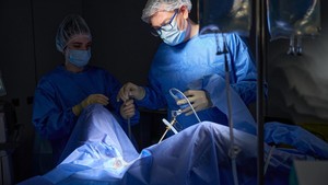 Pria Ini Tak Bisa BAB, Ternyata Ada Cangkir Nyangkut di Anus