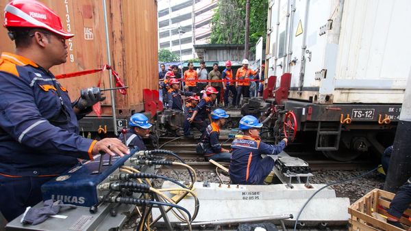 KA Barang Aksa Cargo Anjlok, PT KAI Kerahkan Tim Evakuasi