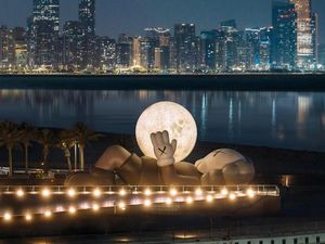 KAWS Rebahan dan Lagi Liburan Nih di Abu Dhabi
