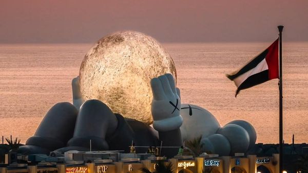 KAWS Rebahan Sambil Peluk Bulan di Abu Dhabi