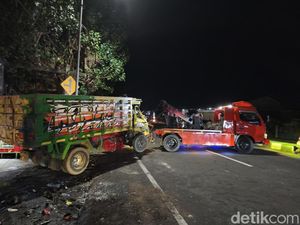 Kecelakaan Karambol Libatkan 2 Truk dan 1 Motor di Sukoharjo