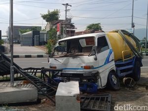 Truk Hantam Pagar hingga Ambruk Usai Pecah Ban di Jalan Jogja-Solo