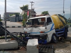 Truk Hantam Pagar hingga Ambruk Usai Pecah Ban di Jalan Jogja-Solo