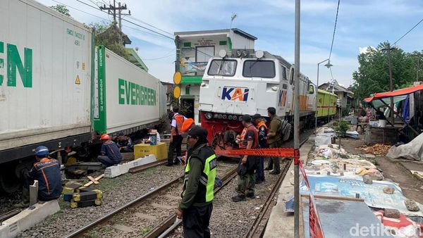 Kereta Api Barang Anjlok di Dupak Magersari Surabaya