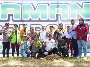 Kolaborasi Mahasiswa-Pelajar-Ojol di Inhu Tanam Pohon Bareng Kapolda Riau